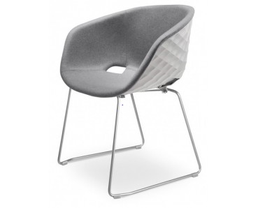 Fauteuil UNI KA 595M coque blanche effet matelassé, assise et dossier rembourrés tissu gris, pieds luge chromé satiné